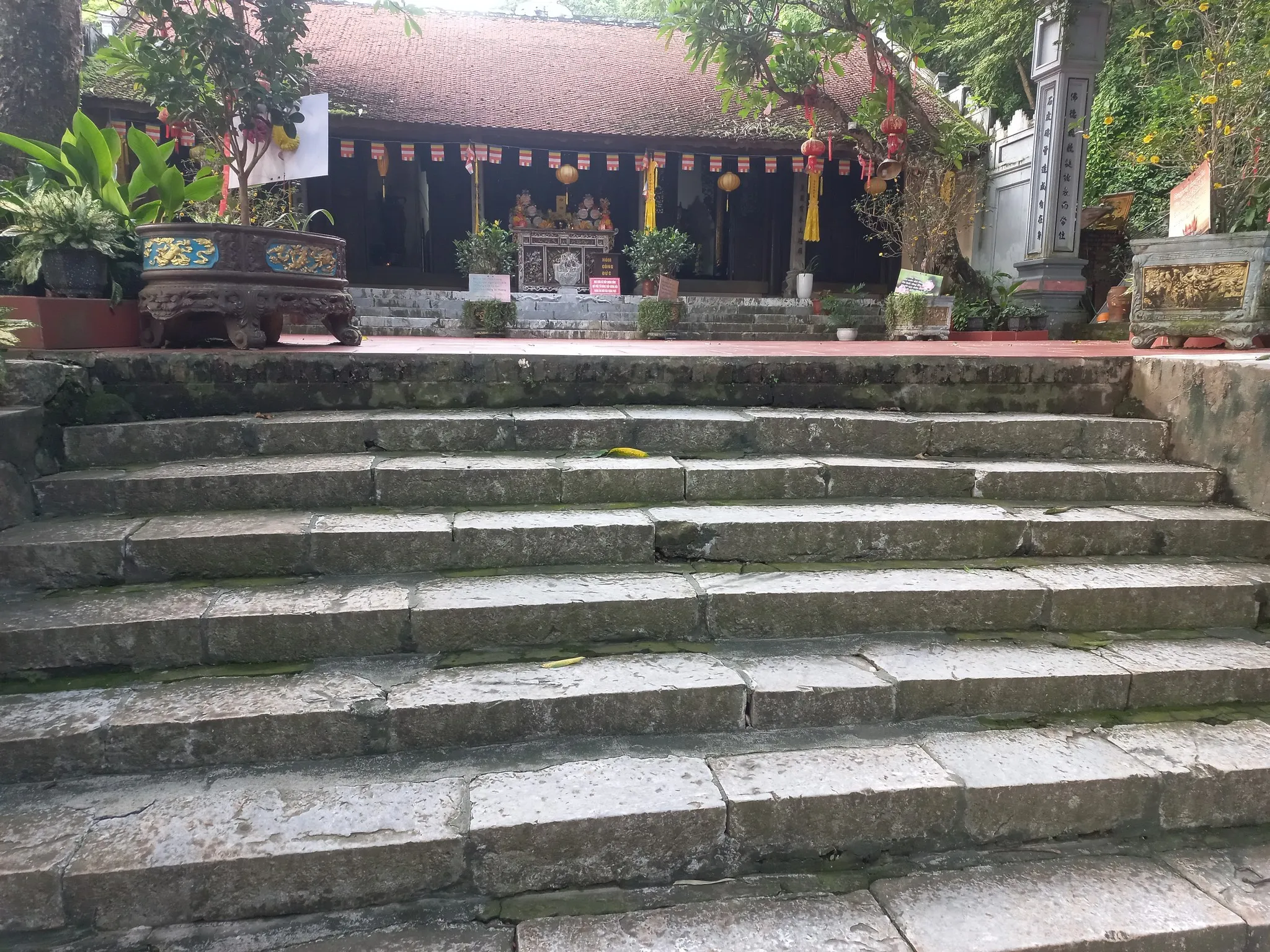 Bậc thang đá lối lên chính điện Chùa Trầm