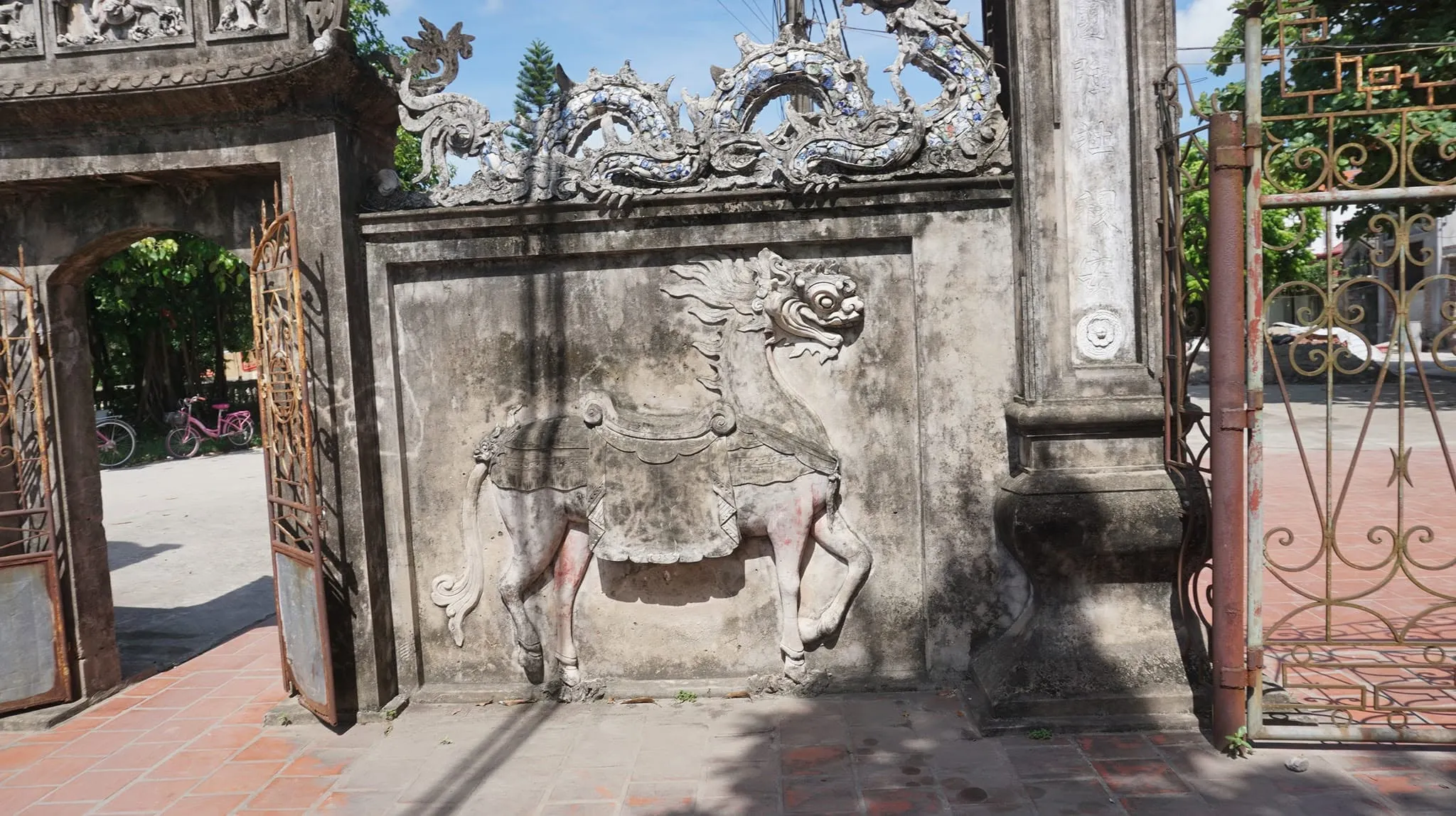 Bảng tên di tích bên ngoài cổng Đình Thanh Thần
