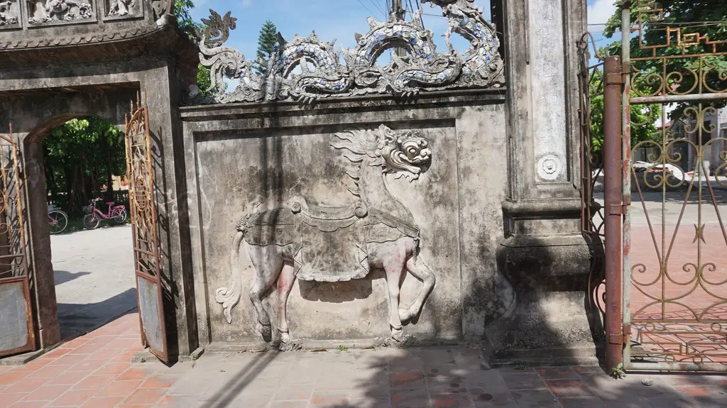 Bảng tên di tích bên ngoài cổng Đình Thanh Thần