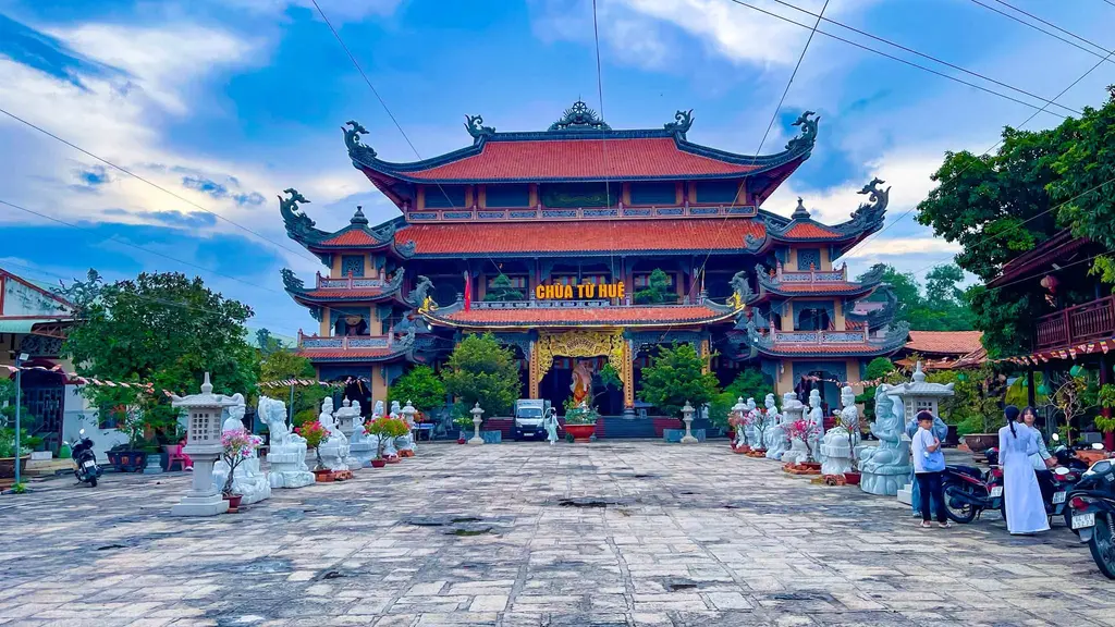 Tam quan Chùa Từ Huệ