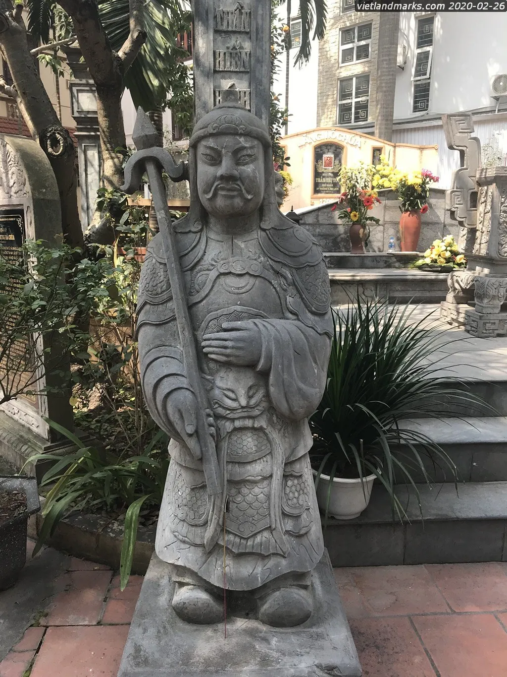 Tượng đá tại Lăng bà chúa Trần Thị Tốt