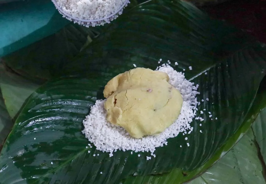 Công đoạn gói bánh