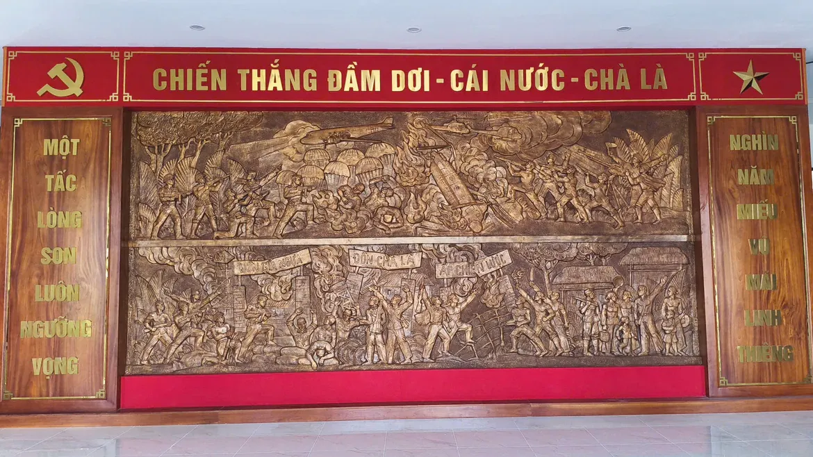 Bức phù điêu được chạm khắc ngay sảnh nhà trưng bày bên trong khu di tích chiến thắng Đầm Dơi - Cái Nước - Chà Là