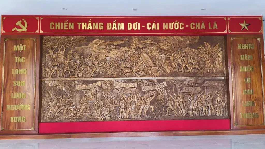 Bức phù điêu được chạm khắc ngay sảnh nhà trưng bày bên trong khu di tích chiến thắng Đầm Dơi - Cái Nước - Chà Là