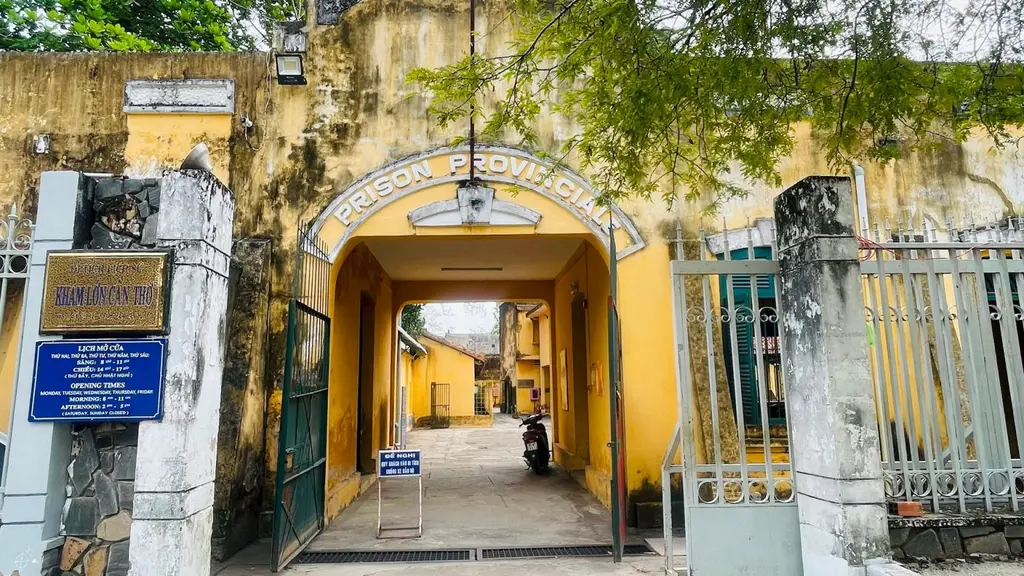 Cổng vào Khám Lớn Cần Thơ