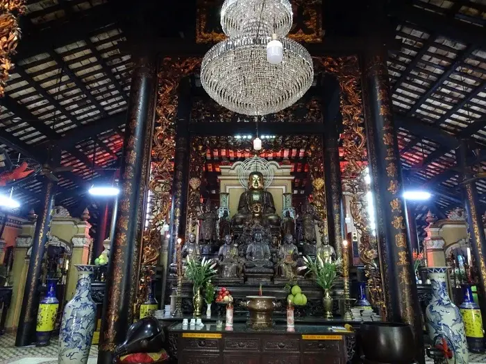 Bên trong Chùa Giác Lâm