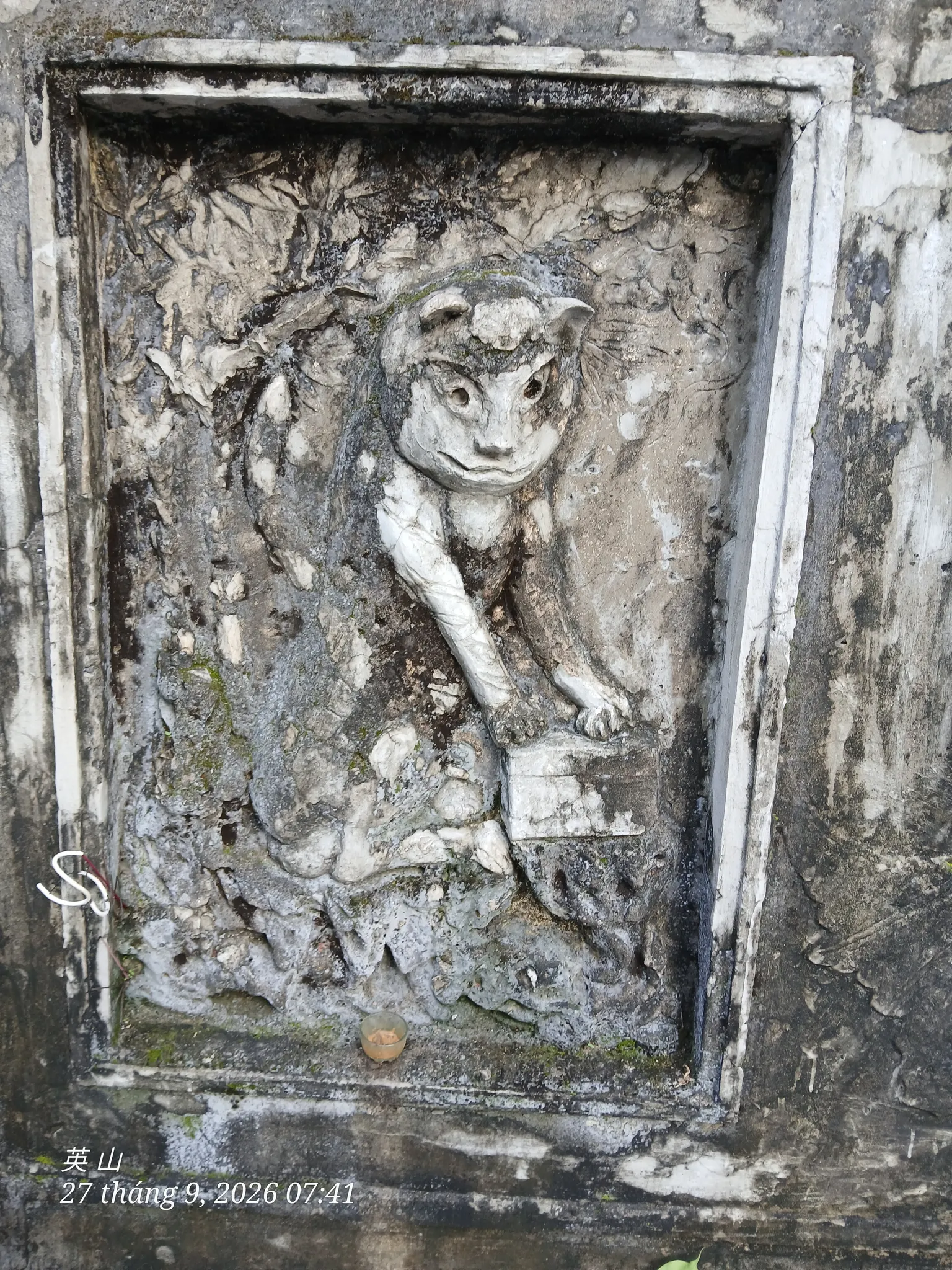 Phù điêu Hổ trên bức bình phong ở quán đá Long Tiên