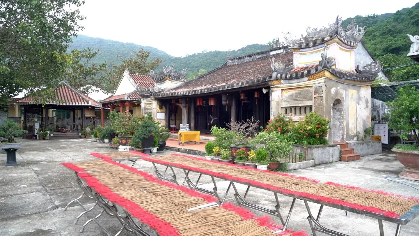 Chùa Hải Tạng nhìn từ bên phải chùa
