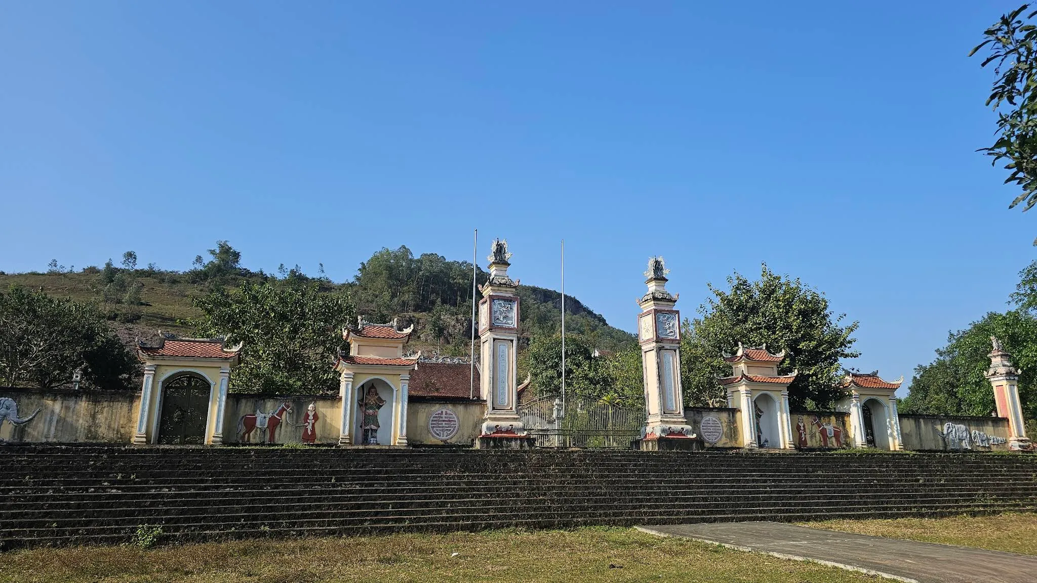 Cảnh quan di tích lịch sử văn hóa Rú Thành (núi Lam Thành)