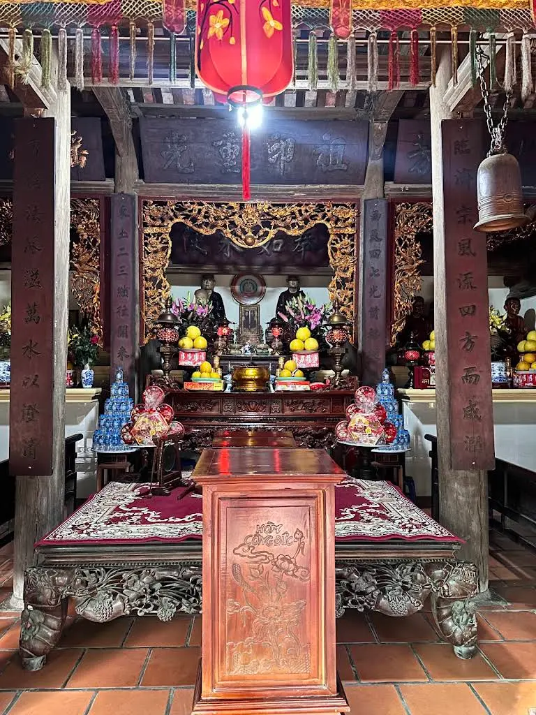 Cảnh quan bên trong di tích Chùa Nam Dư Hạ