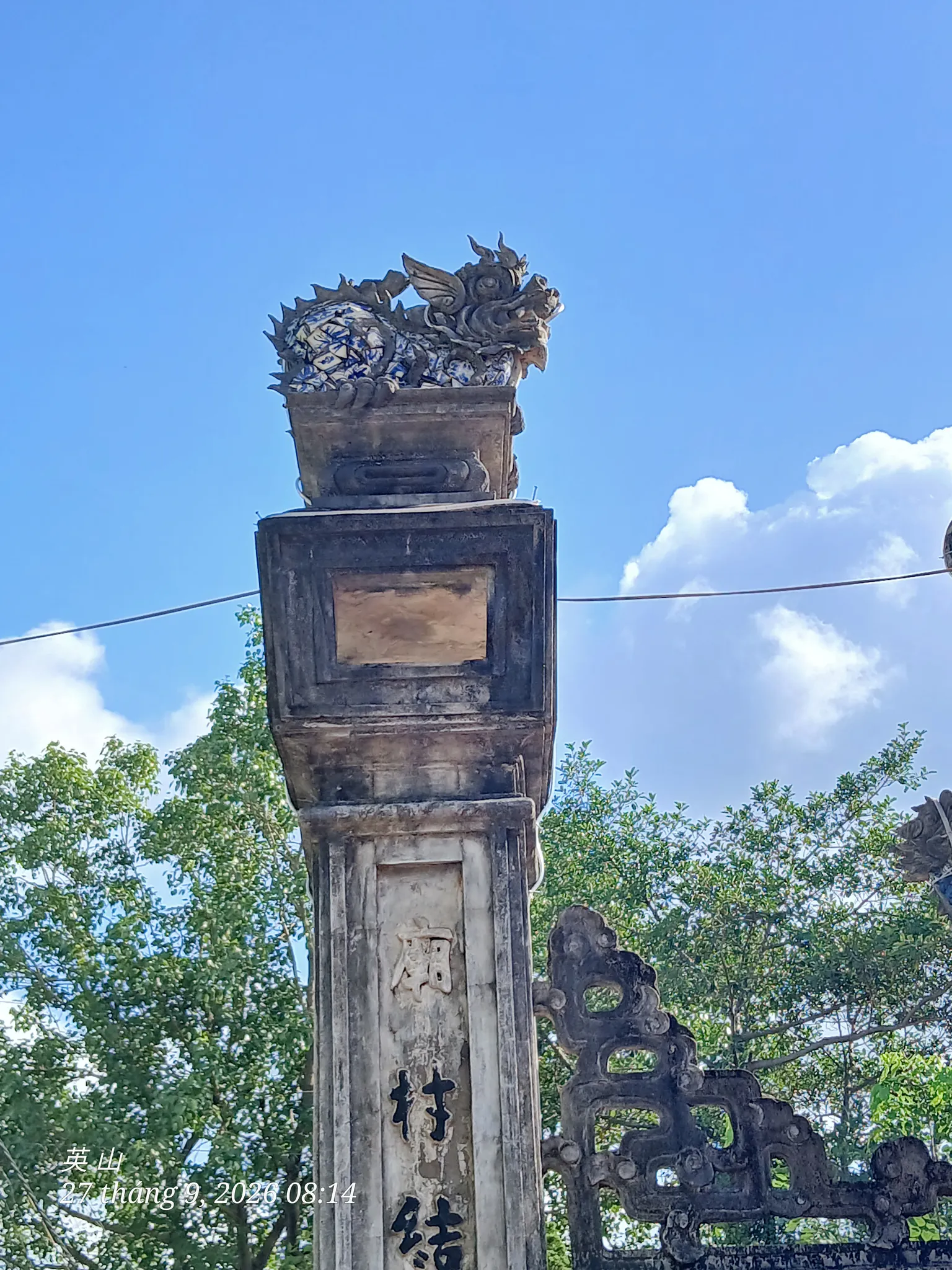 Linh vật trên trụ cổng đình Long Châu Miếu