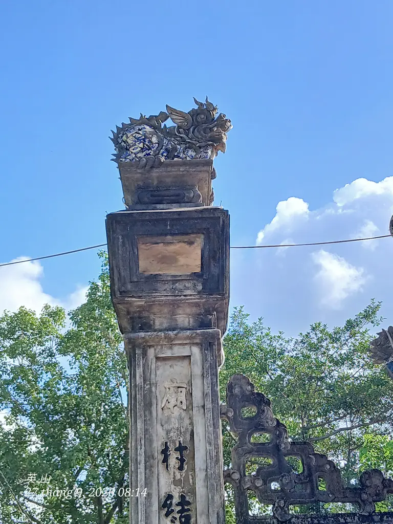 Linh vật trên trụ cổng đình Long Châu Miếu
