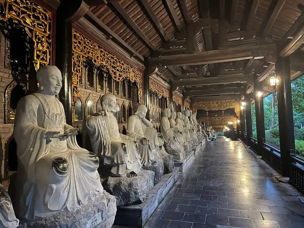 Hành lang tượng La Hán chùa Bái Đính
