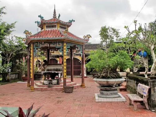 Khuôn viên Chùa Ông