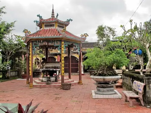 Khuôn viên Chùa Ông