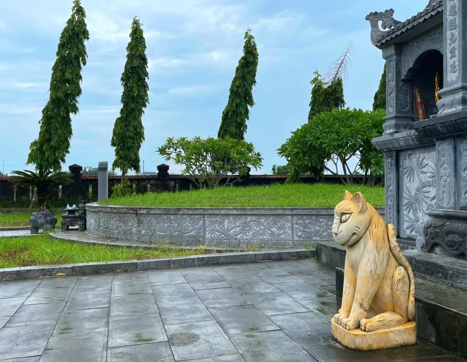 Phần mộ ở đền Nguyễn Xí.