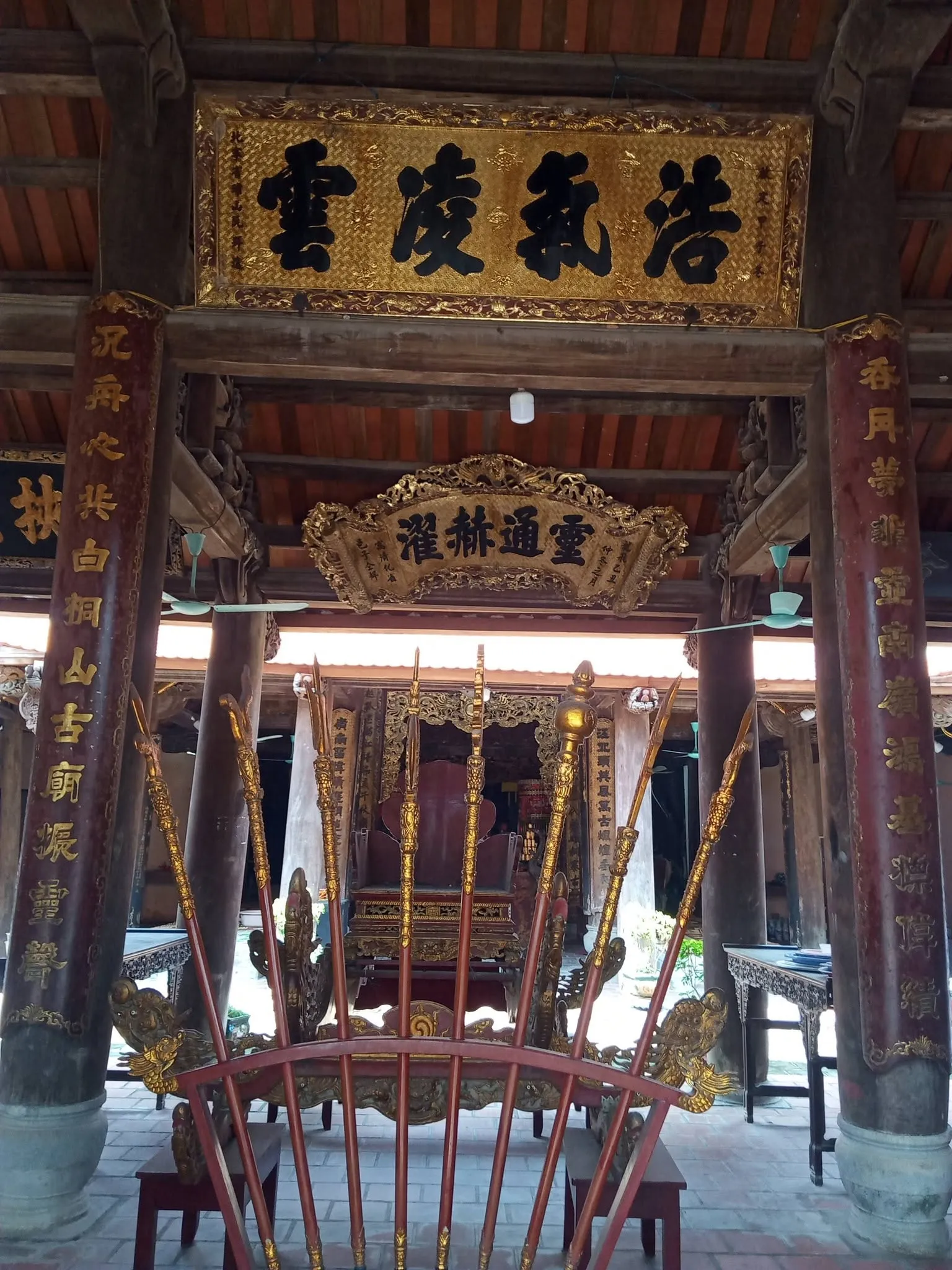 Không gian bên trong đình làng Nôm