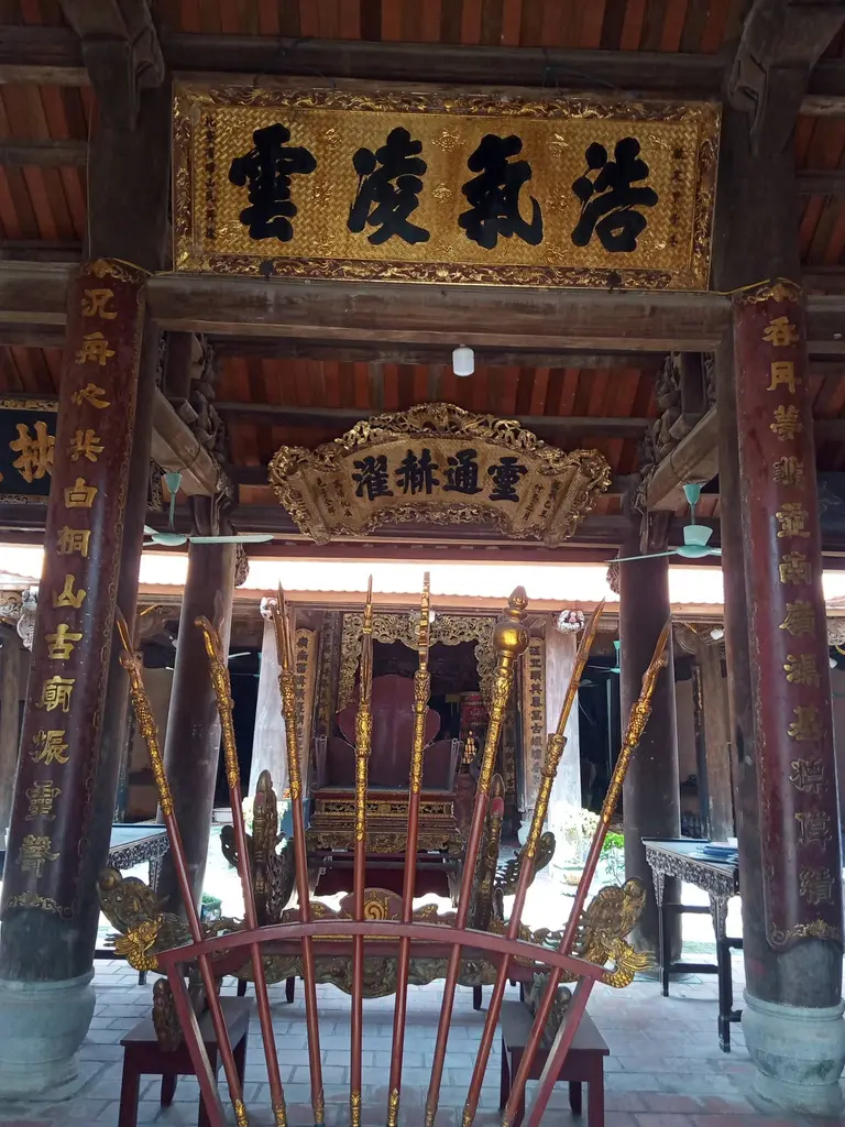 Không gian bên trong đình làng Nôm