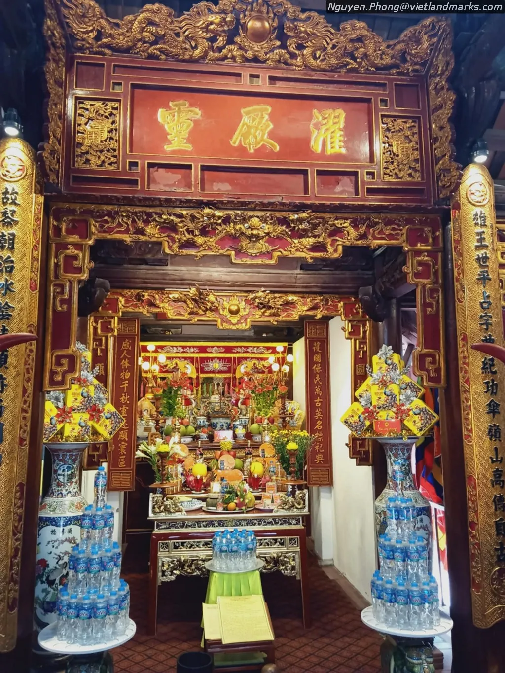 Ban thờ bên trong Đền Vệ Quốc