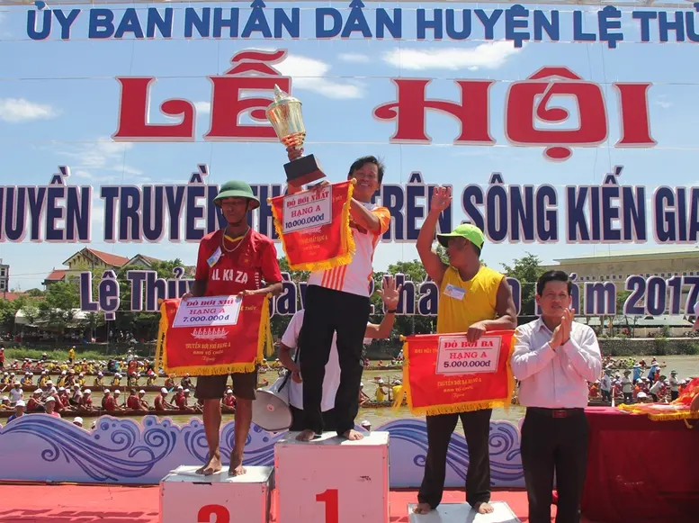 Hình ảnh tại lễ trao giải tại Lễ hội Đua thuyền Lệ Thủy