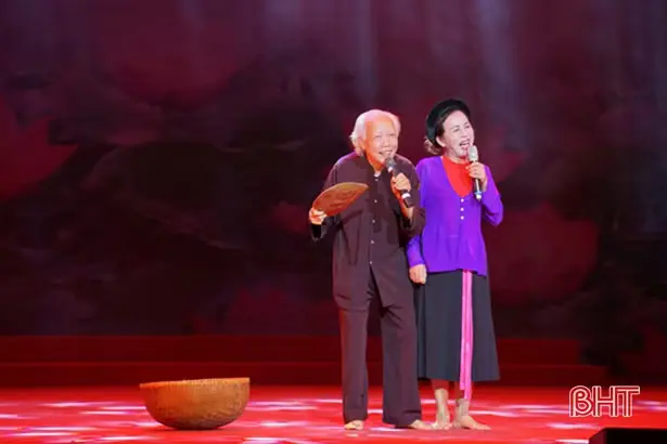 Nghệ nhân ưu tú Trần Khánh Cẩm trình diễn tác phẩm "Ô lục soạn"