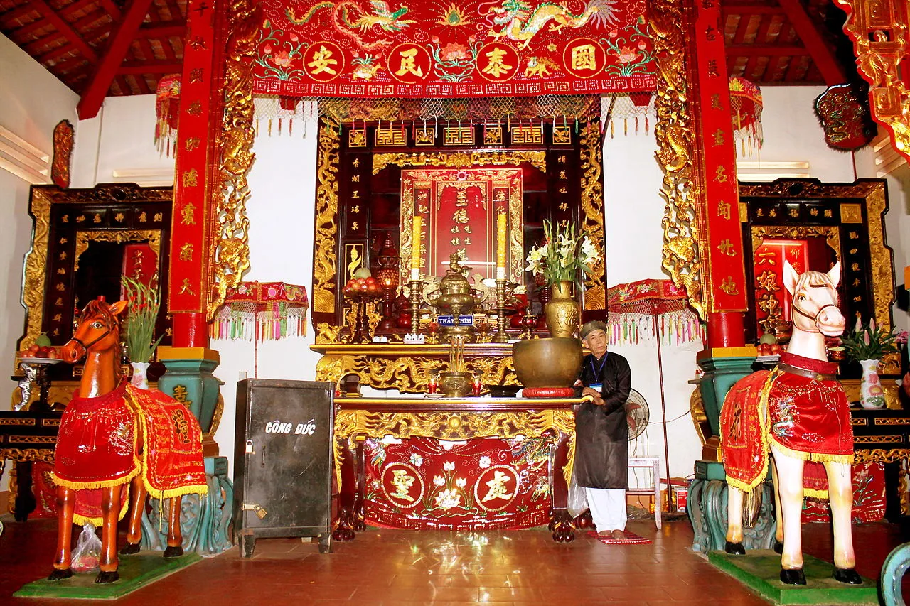 Ban thờ bên trong chính điện Dinh Thầy Thím