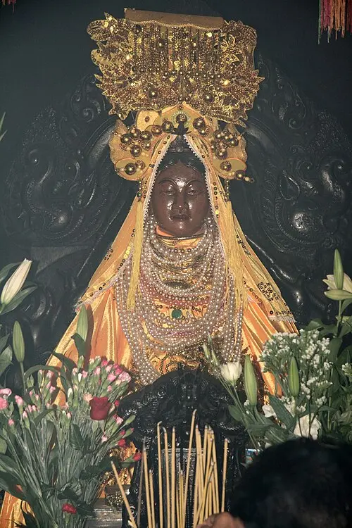Tượng Thánh Mẫu Thiên Y A Na tại Tháp Bà Ponagar