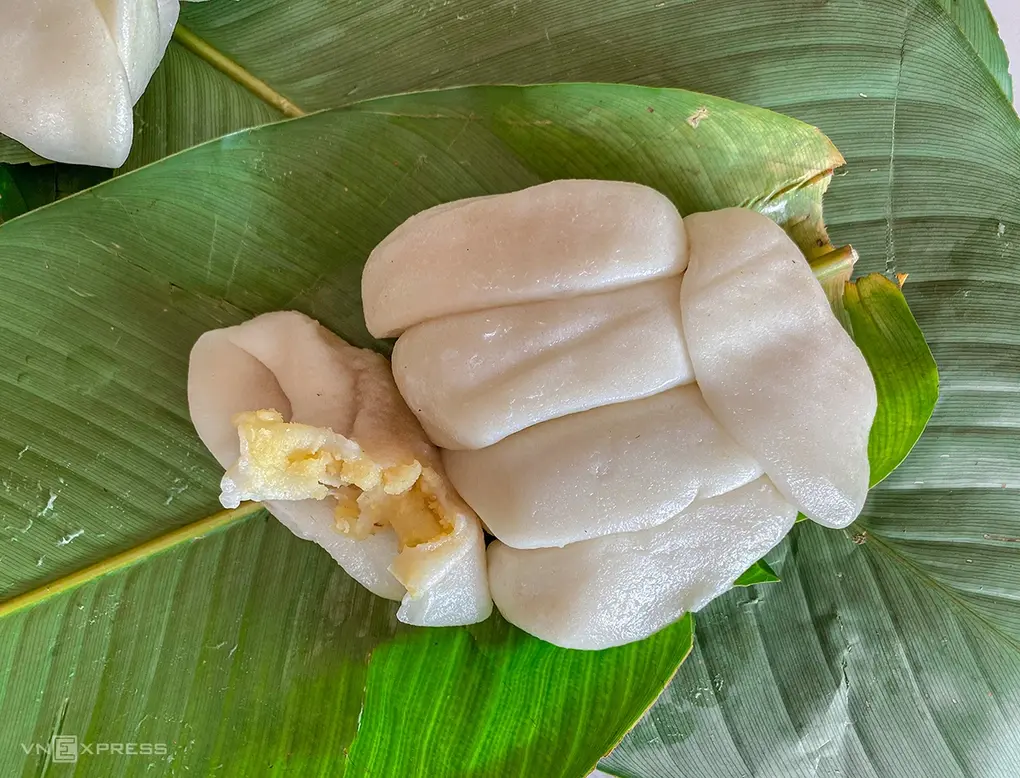 Bên trong gói bánh thường có 6 chiếc, xếp vuông vức