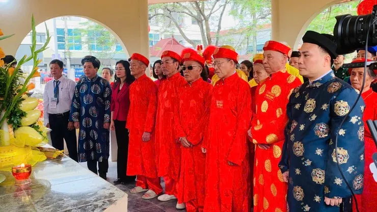 Lễ dâng hương tại Lễ hội truyền thống Đình – Miếu Tây Tựu