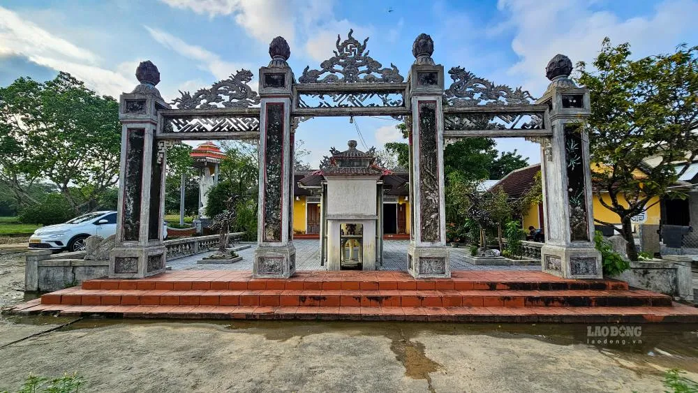 Phía trước Chùa Ba Đồn