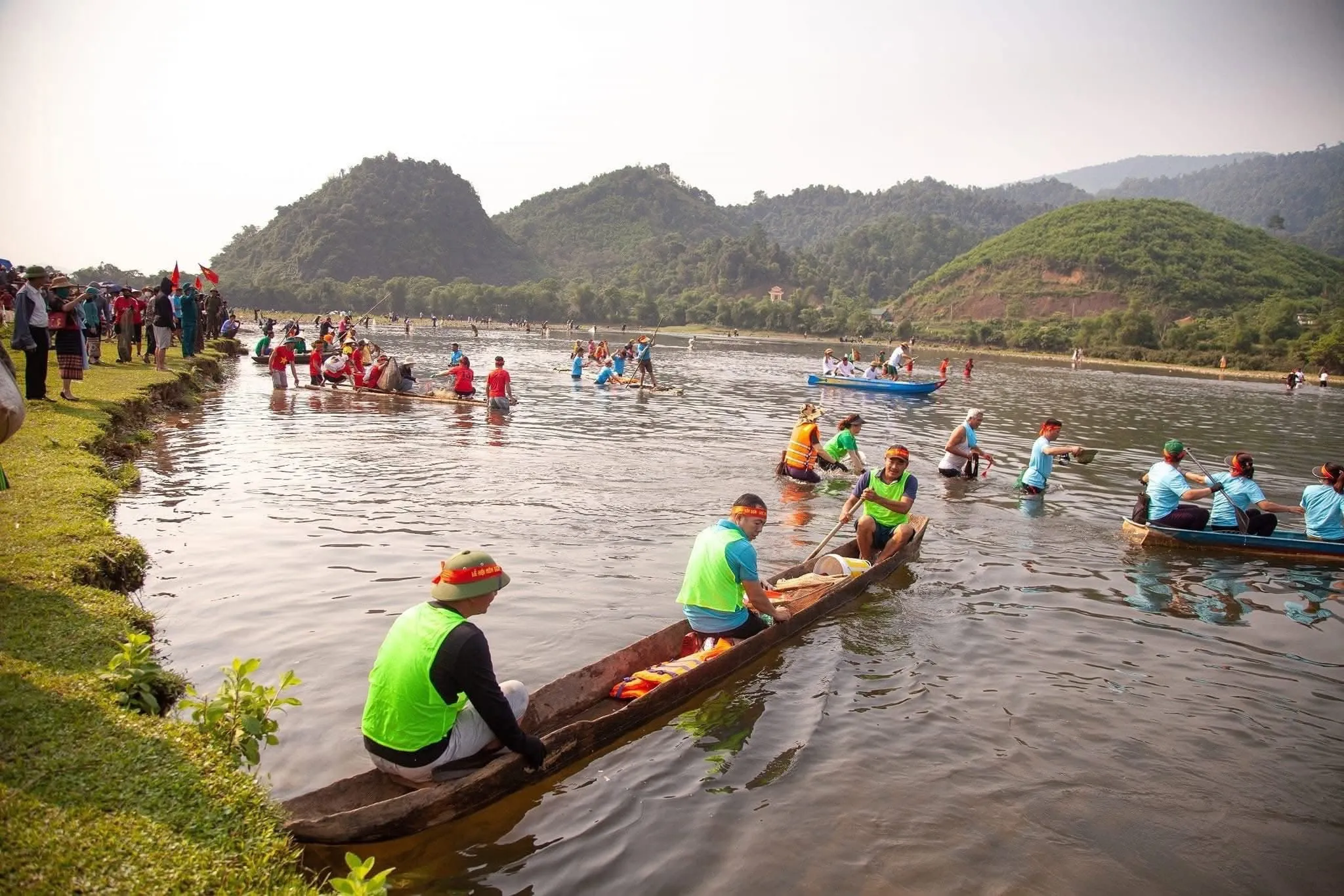 Hội thi đánh bắt cá tại Lễ hội Môn Sơn -Lục Dạ