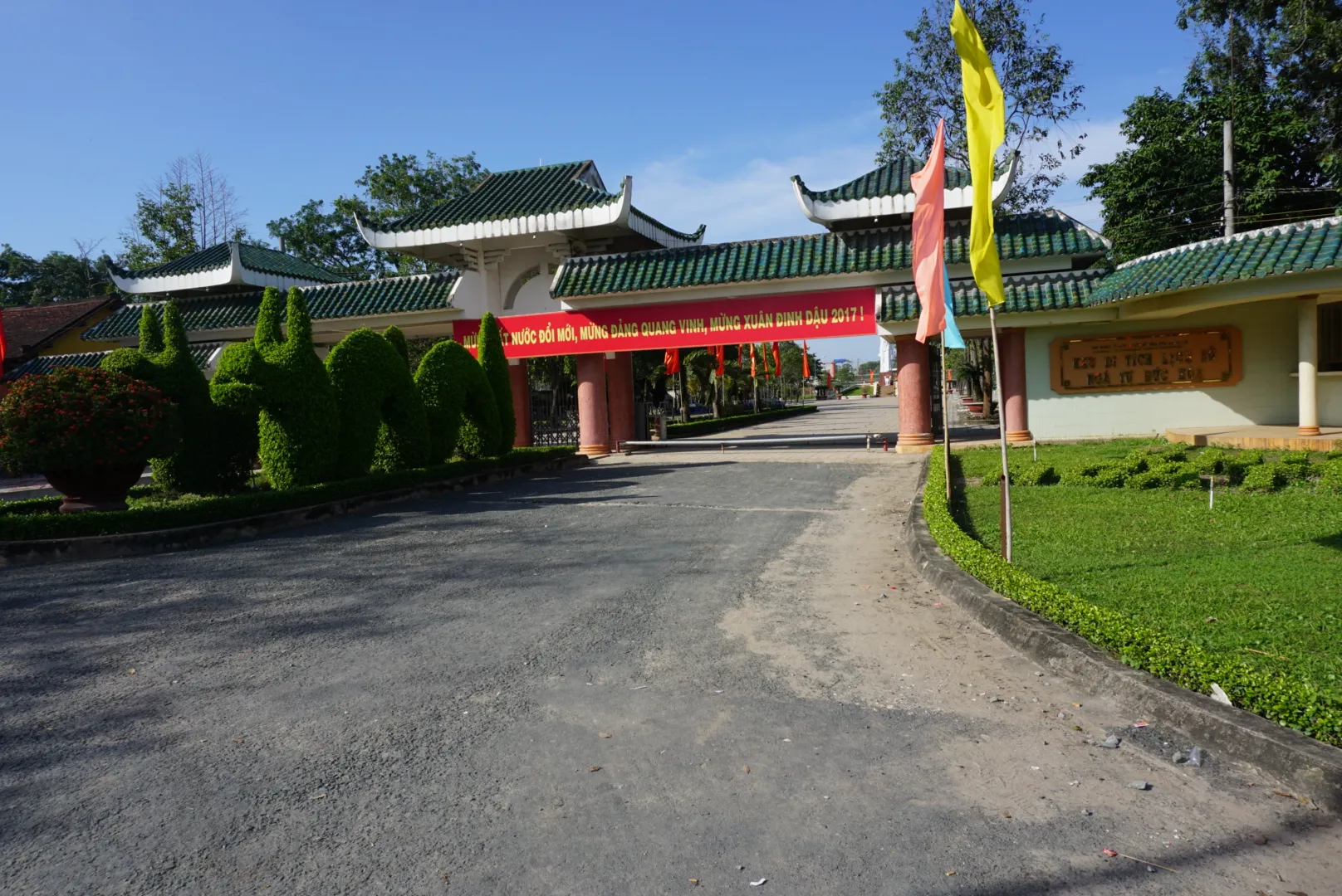 Cảnh quan Di tích Lịch Sử Văn Hóa Ngã Tư Đức Hòa