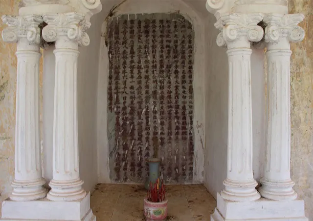 Bia mộ tại Khu mộ họ Trần