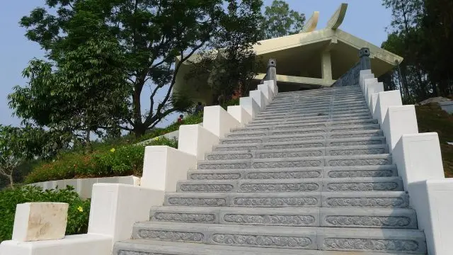 Lối lên mộ bà Hoàng Thị Loan - Mẹ Bác Hồ