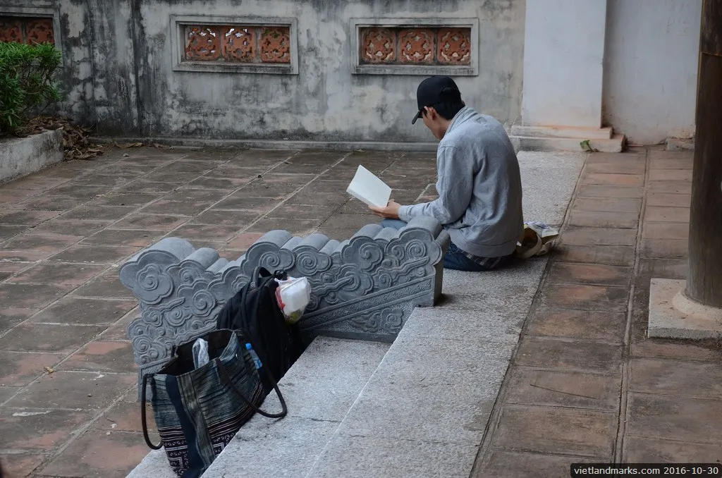 Mây đá trước cửa Đình Cao Thượng