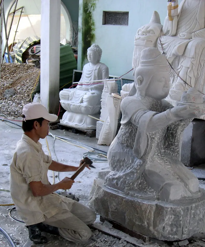 Công đoạn đục tạo hình cho những pho tượng bằng đá