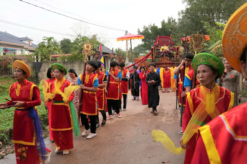 Lễ rước tại Lễ hội Khai xuân - khai sắc đền Bạch