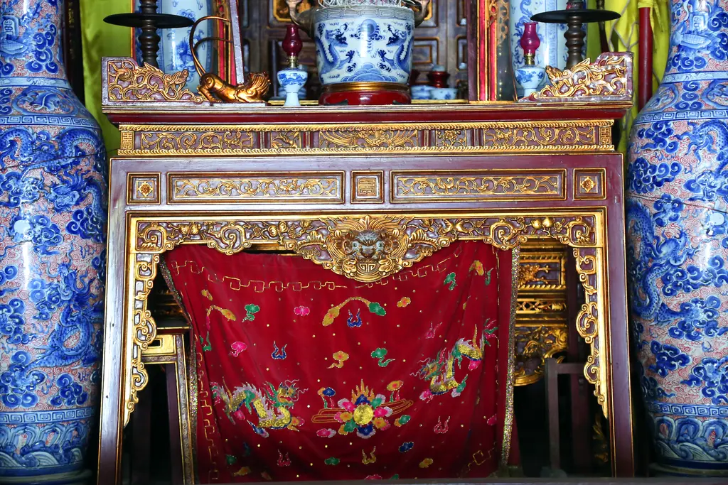 Án gian thờ trong Miếu Miêu Nha