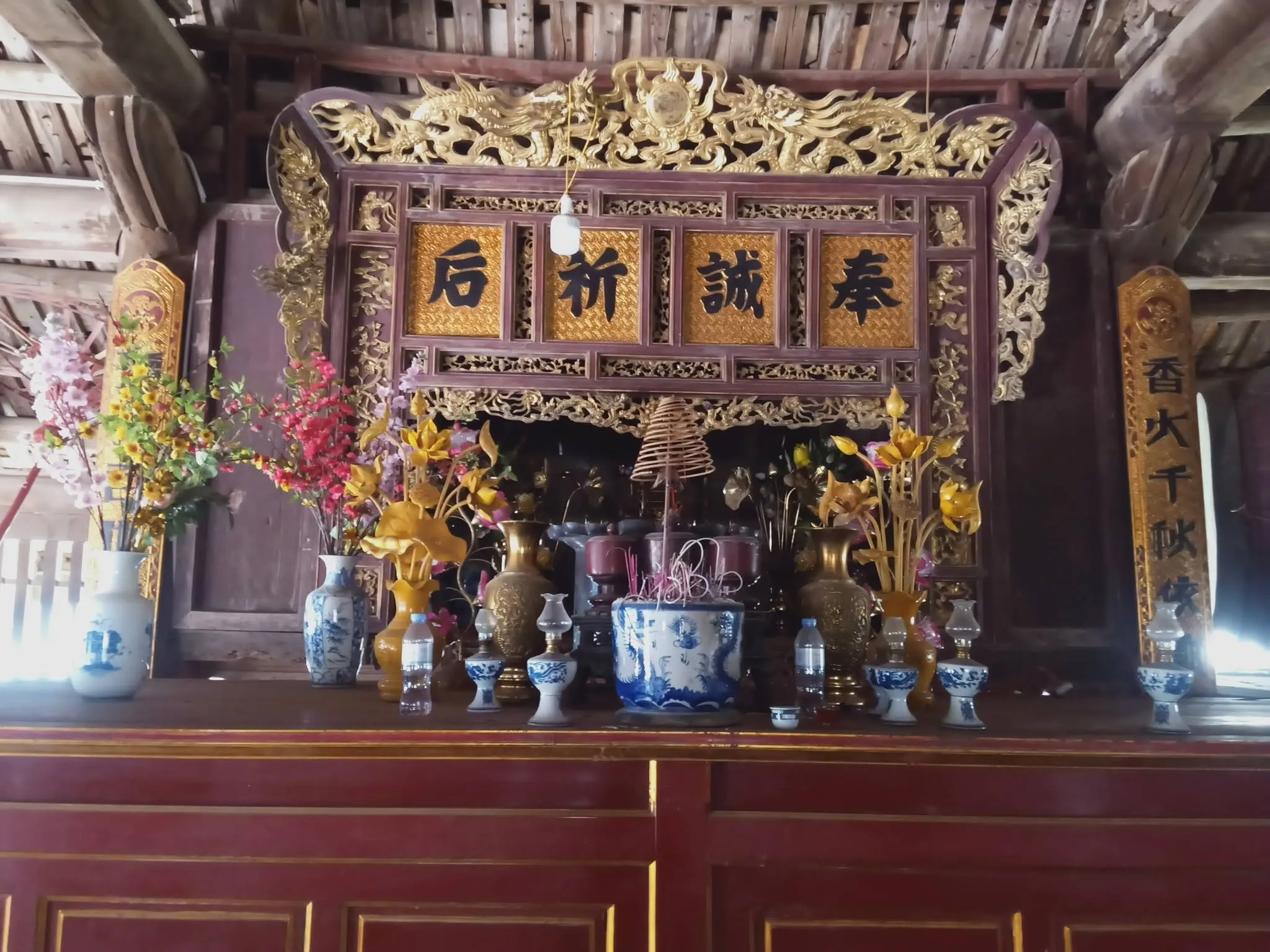 Ban thờ trong đình Hữu Bằng