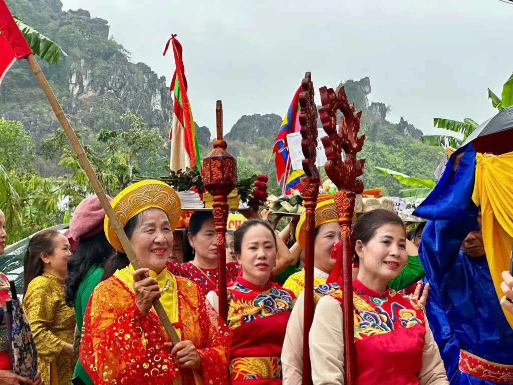 Các thành viên trong trang phục truyền thống tham gia nghi lễại Lễ hội Đền thờ Nguyễn Phục