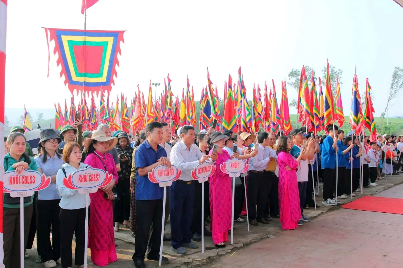Người dân tham gia Lễ hội Làng Vạc