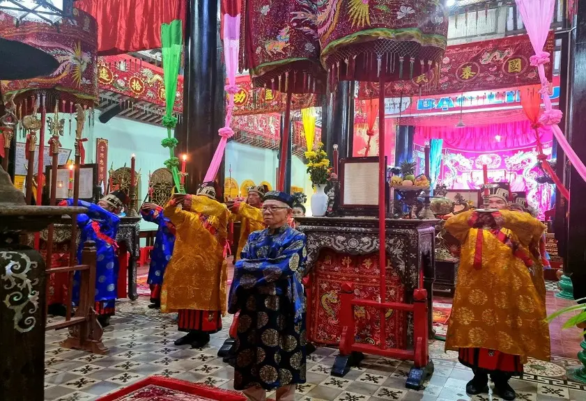 Khung cảnh Lễ Thỉnh Sắc thần Đình Châu Phú