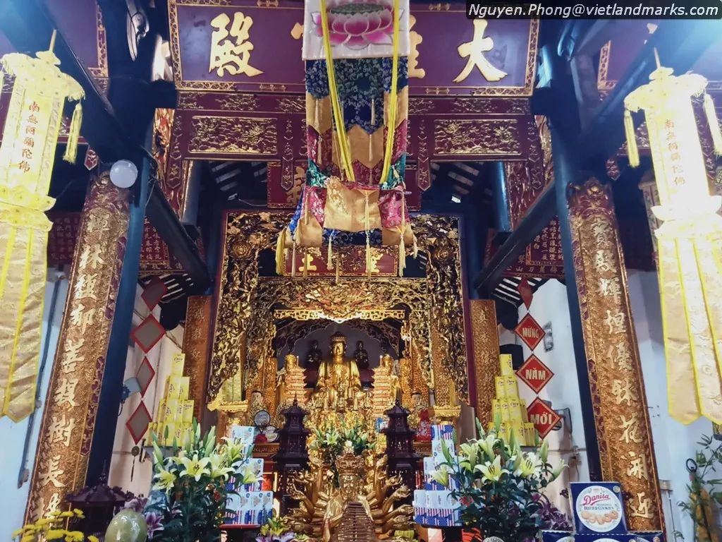 Ban thờ bên trong Chùa Phùng Khoang