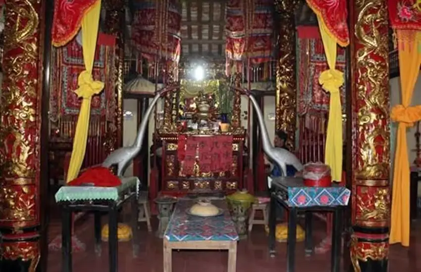 Ban thờ bên trong Đình Rắn