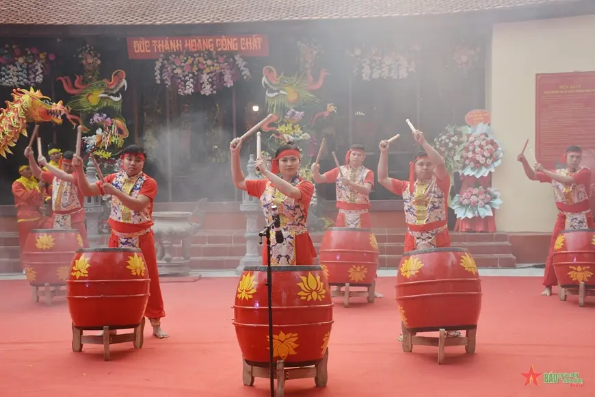 Màn biểu diễn trống hội trong ngày khai mạc Lễ hội Thành Bản phủ