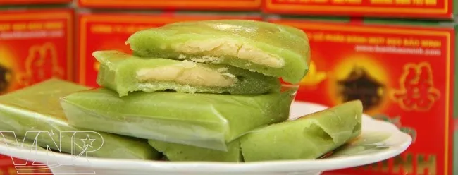 Những chiếc bánh cốm xanh dẻo thơm nổi tiếng của Hàng Than.