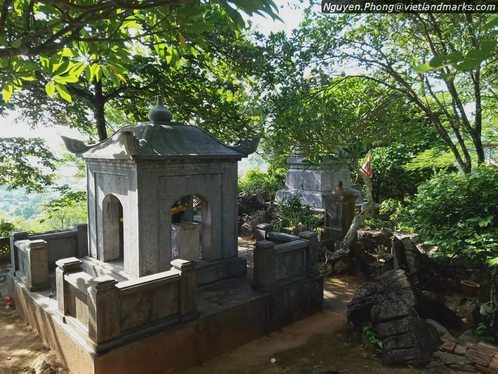 Khám thờ bên trong khuôn viên Khu Di Tích Đền Bà Triệu