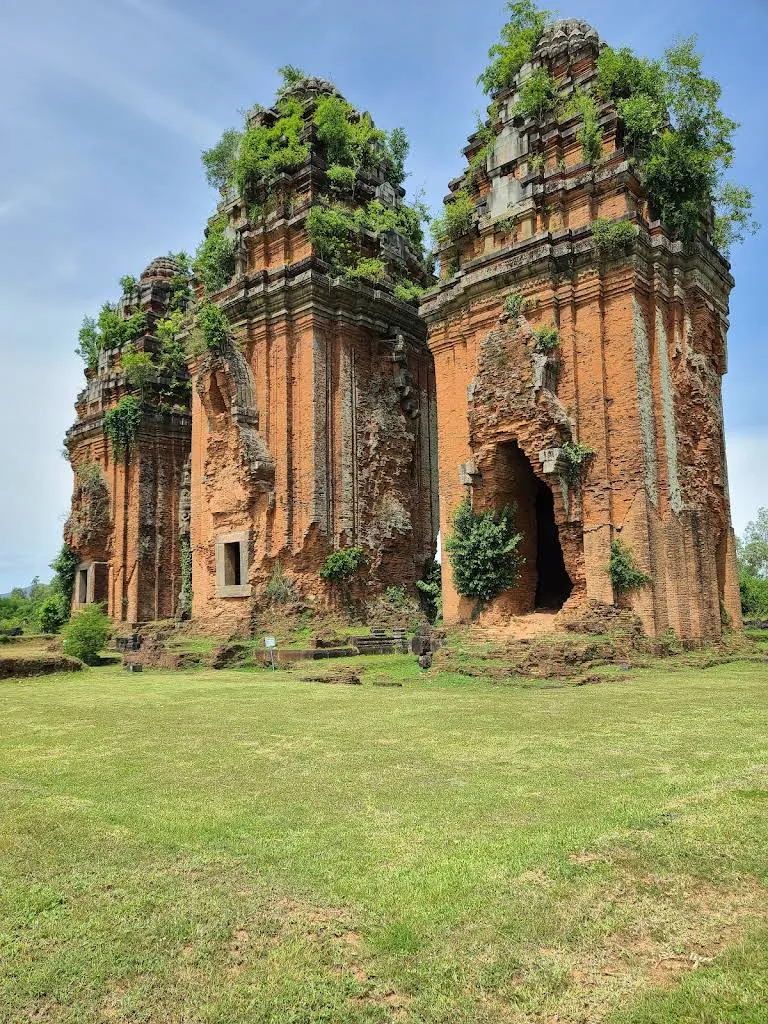 Vẻ đẹp Di tích Lịch Sử Văn Hóa Đặc Biệt Tháp Chăm Dương Long