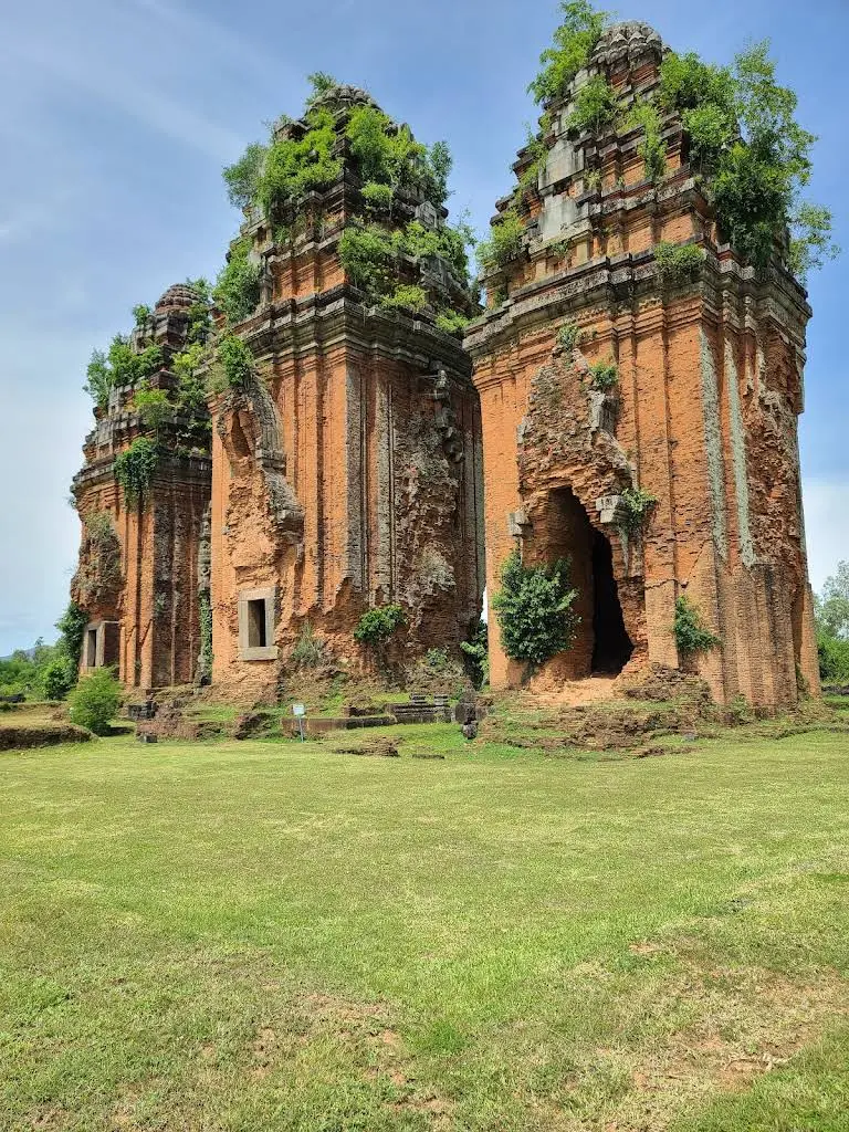 Vẻ đẹp Di tích Lịch Sử Văn Hóa Đặc Biệt Tháp Chăm Dương Long