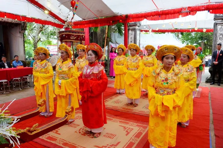 Đội tế nữ tại Hội làng Thanh Vị